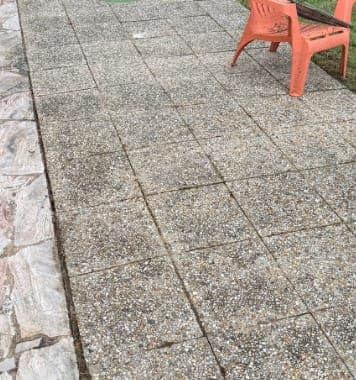 La même terrasse après désherbage, dalles nettes